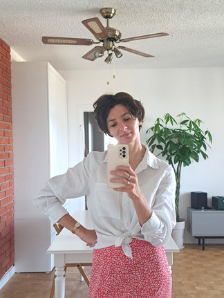 dziewczyna w białej koszuli i czerwonej sukience, robi sobie selfie