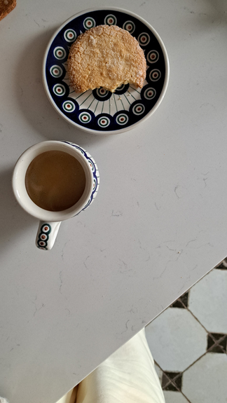 ciastko i kawa na porcelanie z bolesławca