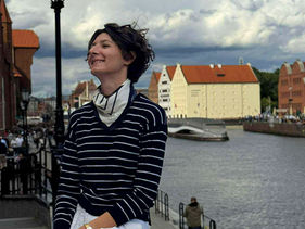 dziewczyna w swetrze w paski w Gdańsku przy Żurawiu