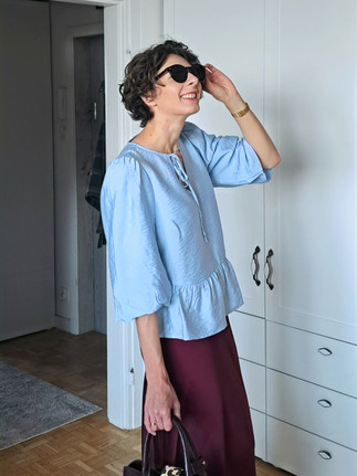 dziewczyna w niebieskiej bluzce i bordowej spódnicy