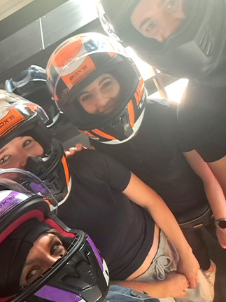 przyjaciele w kaskach motocyklowych