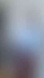 dziewczyna w niebieskiej bluzce i bordowej spódnicy