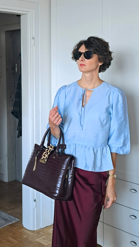 dziewczyna w niebieskiej bluzce i bordowej spódnicy