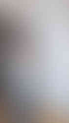 dziewczyna w marynarce w kratkę i niebieskich dżinsach