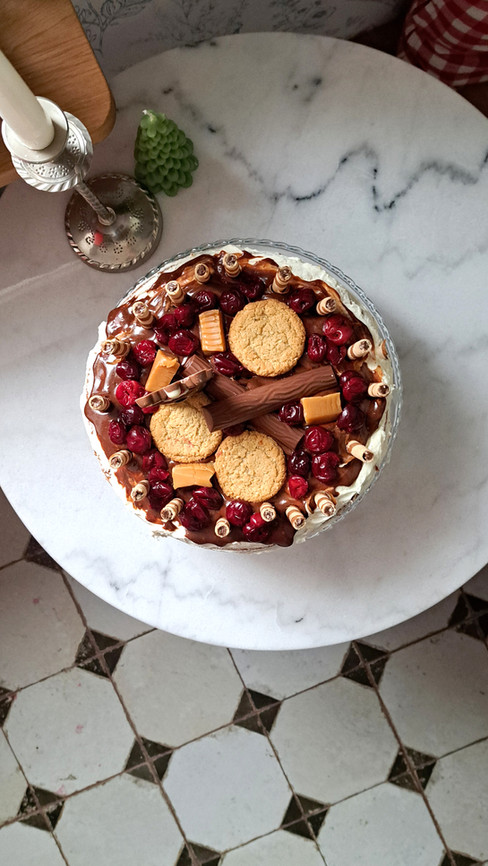 tort urodzinowy z ciasteczkami na blacie z marmuru