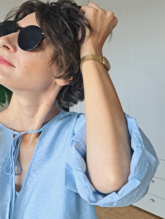 dziewczyna w niebieskiej bluzce i bordowej spódnicy