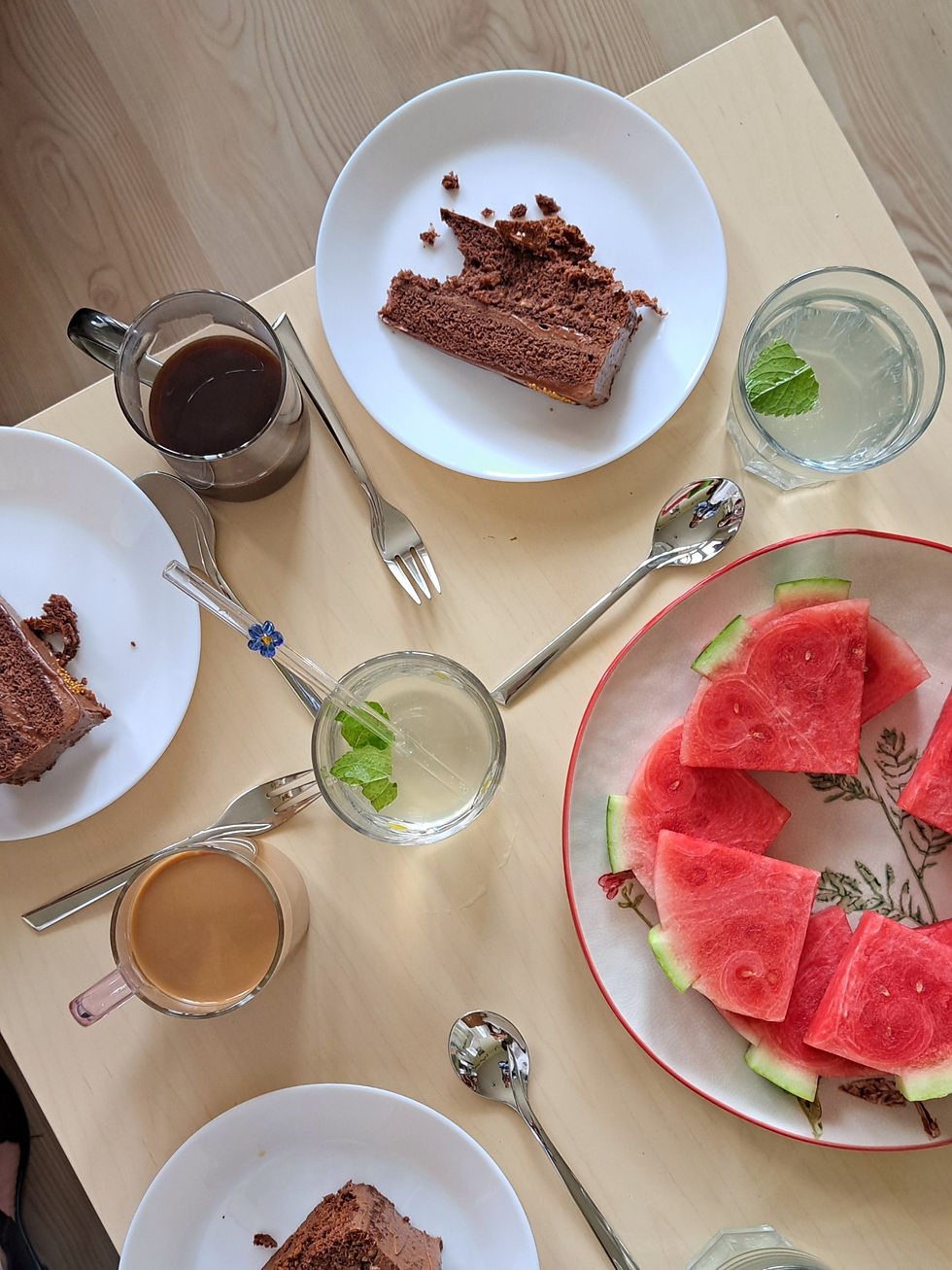 czekoladowe ciasto, arbuz, woda z miętą