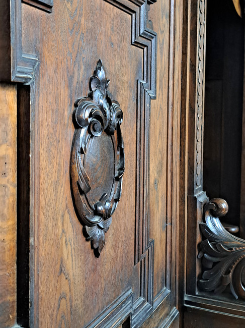 detal rzeźbiony w drewnie konfesjonału