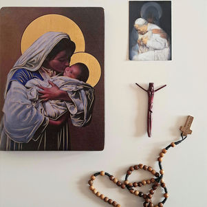 dewecjonalia, Ikona Matki Bożek, drewniany krzyżyk i różaniec na białym tle