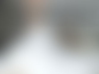 kobieca ręka trzymająca kubek i wystająca z białej pościeli 