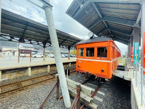 小野商店の2026年ゴールデンウィークのお知らせ。画像は出雲大社前駅のレトロな一畑電車