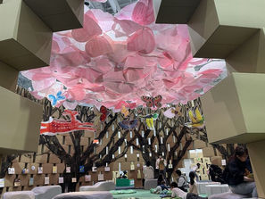 We used washi paper to create the exhibition space.