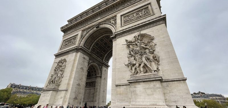 シャンゼリゼ大通りの凱旋門