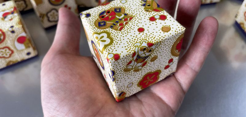 The boxes made of chiyogami and torinoko paper that I shipped to France are small enough to fit in the palm of your hand.