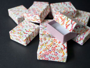 A small, palm-sized box for dolls made by a doll artist using chiyogami and folk art paper.