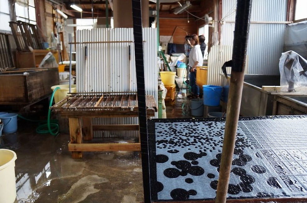 A papermaking workshop where handmade washi paper is made to meet various needs.