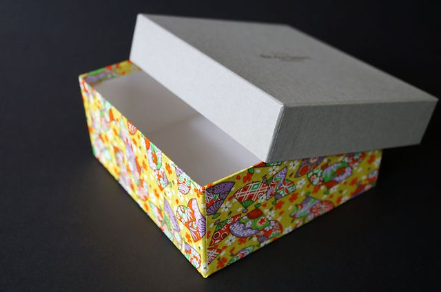 The box is made of silver-gray folk craft paper and Chiyogami pattern No. 3032, with the logo embossed on the top of the lid.