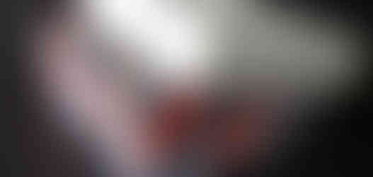 蓋の天面にロゴの箔押し加工入り、白色の仙貨紙と千代紙柄NO.3180の貼り箱