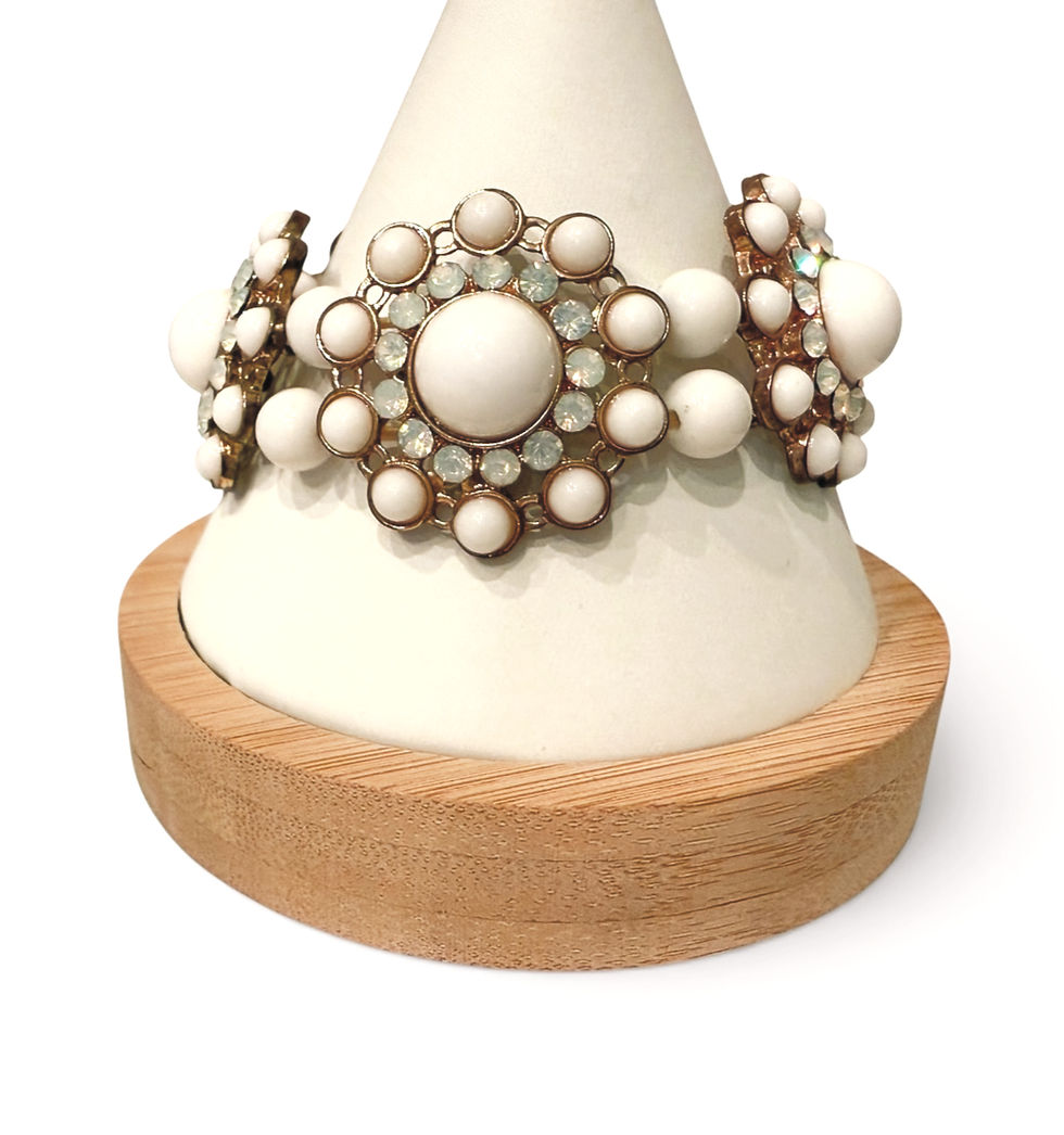 Éclat Héritage (Heritage Radiance) - Vintage Milk Glass & Crystal Bracelet