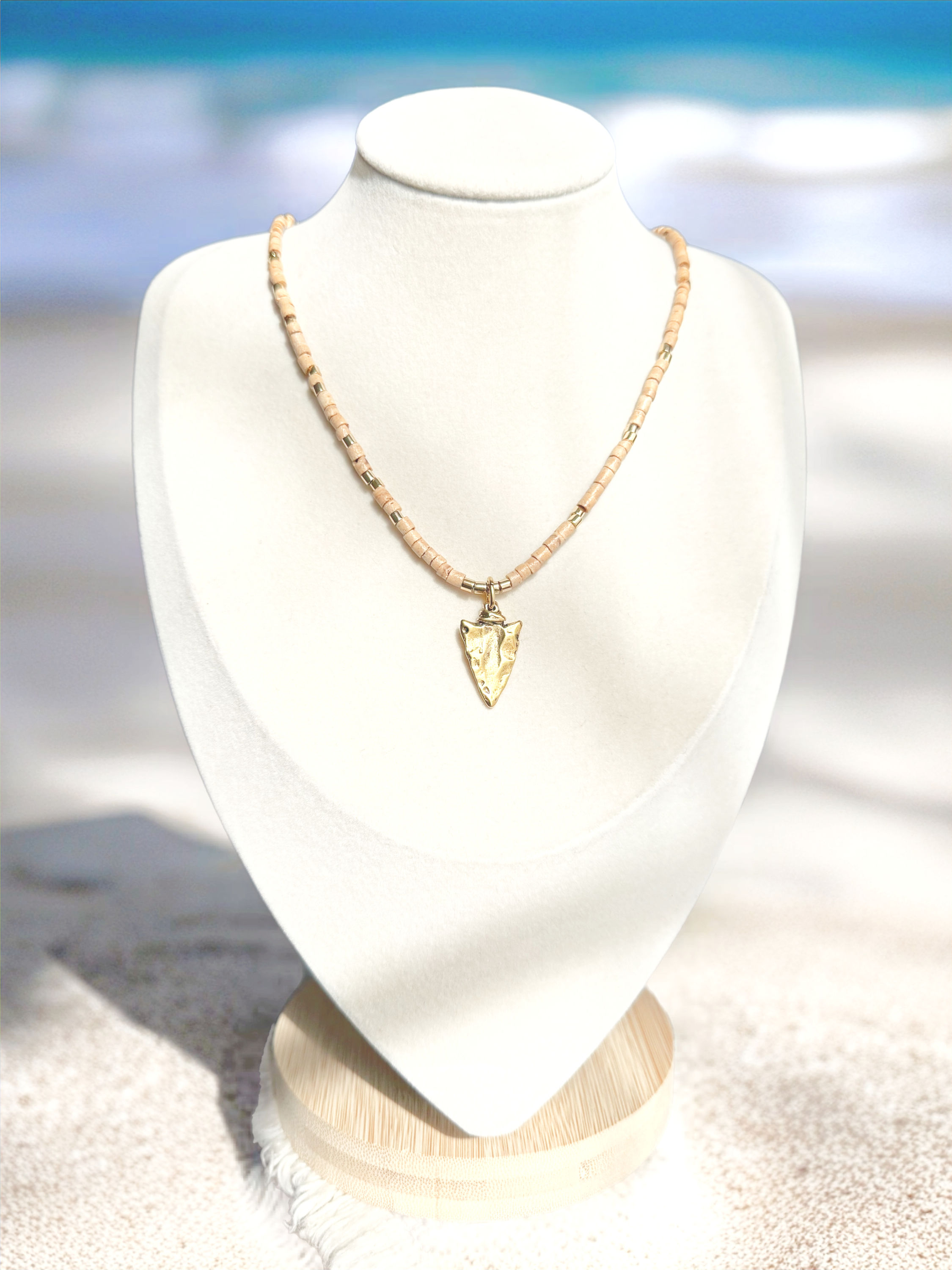 Noir by Quarry – Arrowhead Necklace Coconut Shell, Gold & Vintage Arrowhead