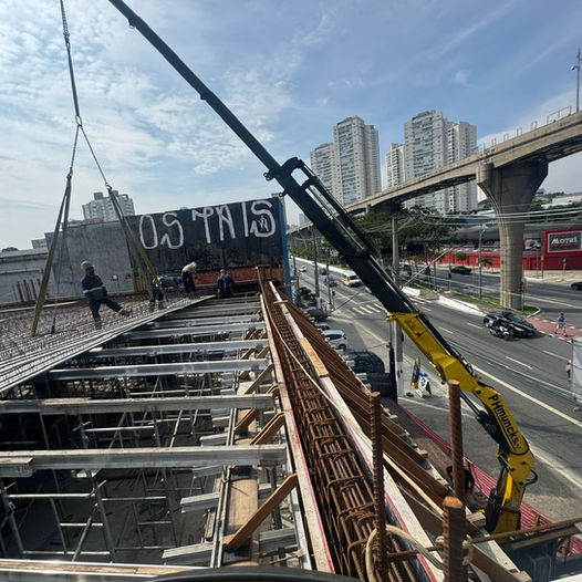 Controle Remoto em Caminhões Munck: Mais Segurança e Precisão na Montagem de Estruturas