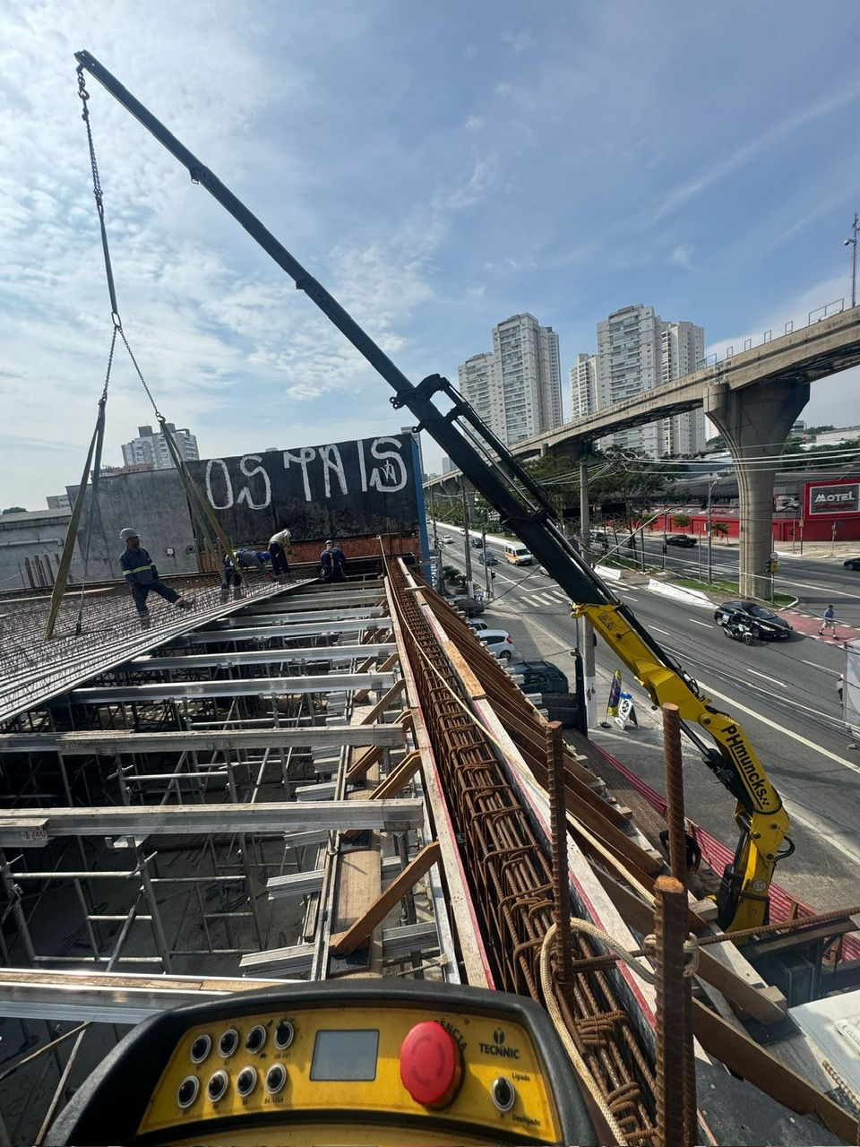 Controle Remoto em Caminhões Munck: Mais Segurança e Precisão na Montagem de Estruturas