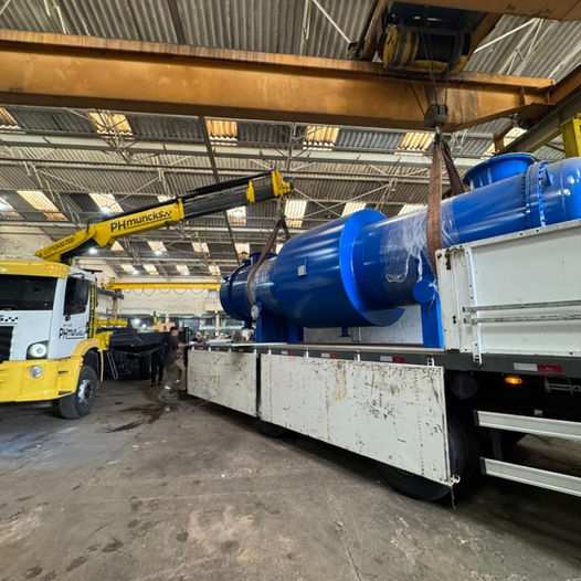 Içamento e Movimentação de Equipamentos Pesados em Indústrias: Como o Caminhão Munck Garante Segurança e Precisão