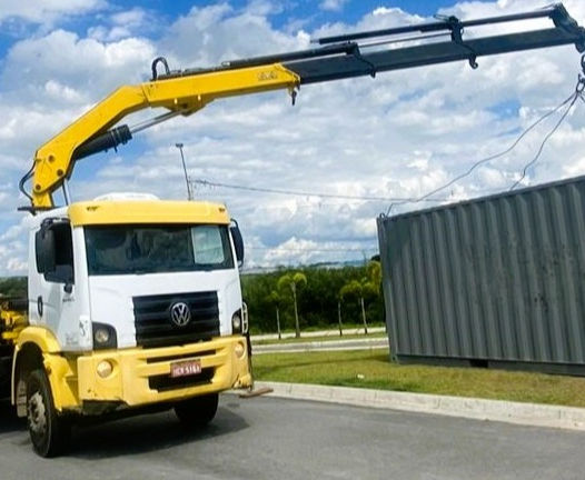 O que Considerar ao Contratar um Caminhão Munck para Transporte de Contêineres