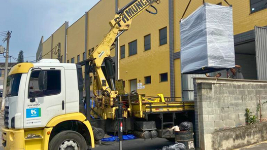 Explorando a Versatilidade do Caminhão Munck: Além de Içar e Remover, Ele Também Transporta