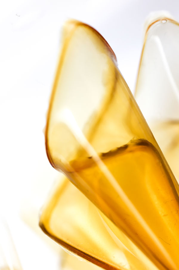 Alex Körner. Múltiplos eus, 2025. Mistura de cola transparente com bebidas variadas e suporte de acrÃlico.