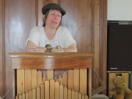 Ludivine Van Poucke chante : « Bon débarras » à l’orgue de barbarie