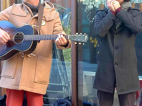 Dimanche matin dans les rues de Pau avec Armand Charlot à l'harmo.. (17/12)