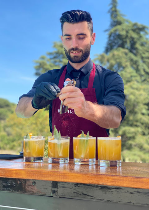 Gestuelle précise du barman pendant un service haut de gamme – Boulevard du Cocktail
