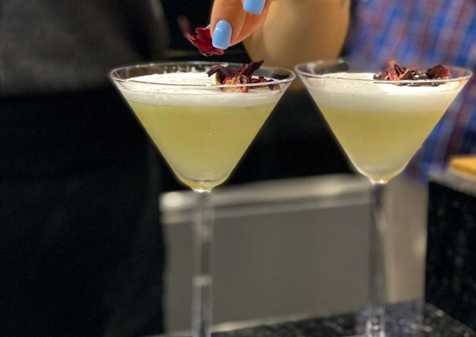 Barman concentré sur le dressage d’un cocktail raffiné – Boulevard du Cocktail