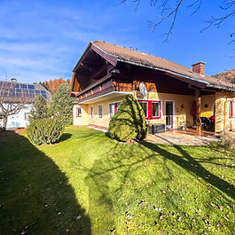 Dieses Einfamilienhaus in St. Margarethen im Lungau, im sonnigen Ortsteil Pichlern, ist ein echtes Unikat. Durch die erhöhte Lage eröffnet sich ein beeindruckender Panoramablick über das Murtal und die malerische Bergwelt. Die Westausrichtung sorgt dafür, dass Sie hier zu den letzten im Lungau gehören, die abends noch die Sonnenstrahlen genießen können – auf dem Balkon ebenso wie im großzügigen Garten.
Die Immobilie überzeugt durch eine großzügige Raumaufteilung, helle, lichtdurchflutete Wohnräume, ein herrliches Grundstück sowie eine moderne, 2025 installierte Pelletsheizung, die effiziente und kostengünstige Wärme garantiert.
Räumlichkeiten
Erdgeschoss
Der Zugang erfolgt über den Haupteingang, der in einen praktischen Vorraum führt. Von hier aus gelangt man in die große Diele, von der aus man alle Räumlichkeiten im Erdgeschoss gut erreichen kann.
Das Erdgeschoss umfasst:
ein separates WC
ein Badezimmer
ein Schlafzimmer
ein großzügiges, lichtdurchflutetes Wohnzimmer
eine geräumige Küche mit gemütlicher Eckbank – ideal für gemeinsame Mahlzeiten und Familienabende
einen separaten Wirtschaftsraum
Vom Wohnraum gelangt man auf den überdachten Terrassenbereich, der zum Entspannen im sonnigen Garten einlädt.
Die Garage, ebenfalls im Erdgeschoss situiert, bietet Platz für ein Fahrzeug und verfügt über einen angrenzenden Geräteraum.
Obergeschoss
Über die hochwertige Massivholztreppe erreicht man das Obergeschoss, das viel Raum für Familie, Arbeiten und Wohnen bietet.
Es umfasst:
2 große Schlafzimmer mit Westausrichtung und direktem Zugang zum Balkon
1 Büroraum / Homeoffice
1 modernes Badezimmer
einen geräumigen Wohnraum mit Einbauküche, der flexibel – etwa auch als zusätzlicher Schlafraum – genutzt werden kann
Der große Balkon bietet einen traumhaften Ausblick und lädt dazu ein, die Abendsonne in vollen Zügen zu genießen.
Kellergeschoss
Der Kellerraum mit 94 m² bietet reichlich Platz für Ihre persönlichen Gestaltungsmöglichkeiten – ob Hobbyraum, Stauraum, Werkstatt, Fitnessraum oder kleine Wellness-Oase. Hier wartet viel Fläche auf Ihre Ideen!
Heizung
Die 2025 neu installierte Pelletsheizung sorgt für eine effiziente, moderne und kostengünstige Wärmeversorgung.
Weitere Investitionen in diesem Bereich sind nicht erforderlich.