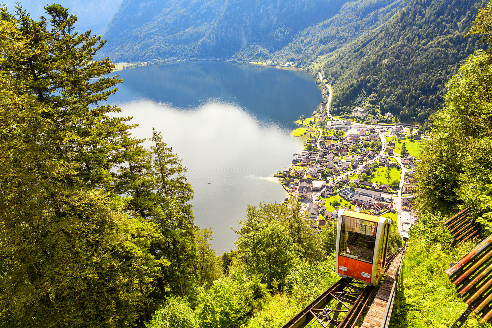 Winterzauber in den Alpen: Hallstatt & Salzburg Tagesausflug