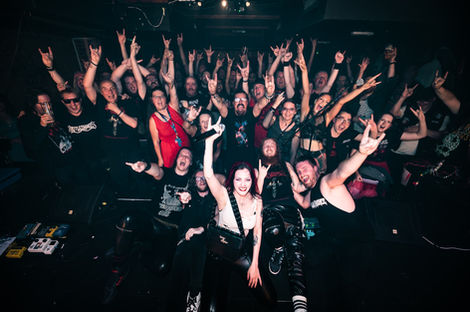 Wailing Banshee live at Birmingham Scruffy Murphy's 2026. The band pose for a photo with the crowd. Photo by Nic Howells.