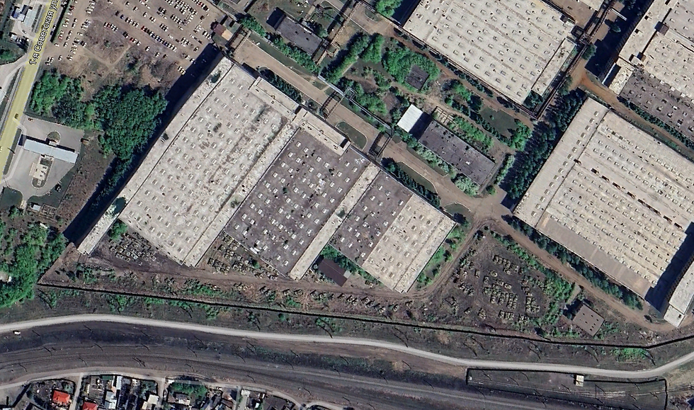 Приклад танків біля цехів