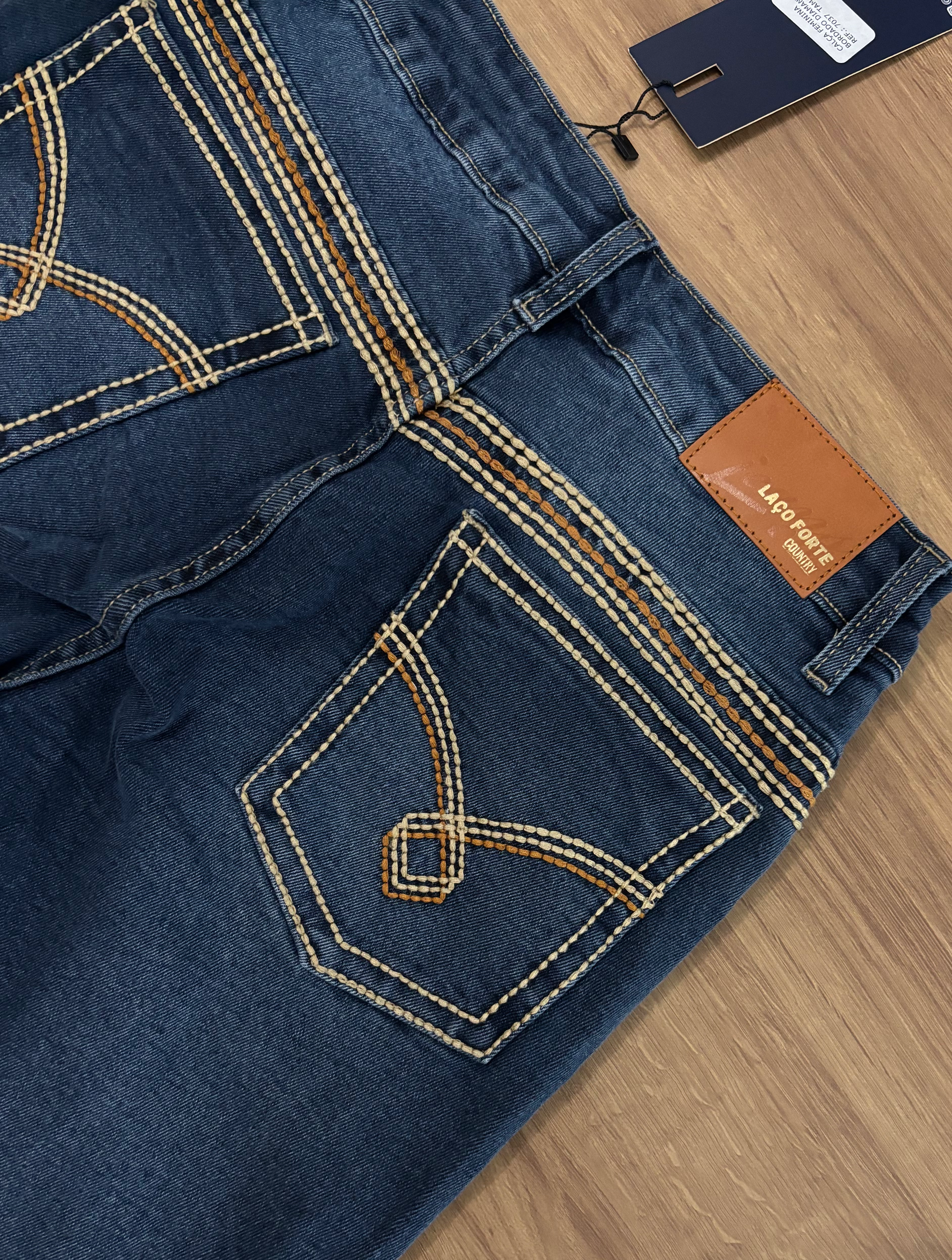 Calça bordada laço forte 