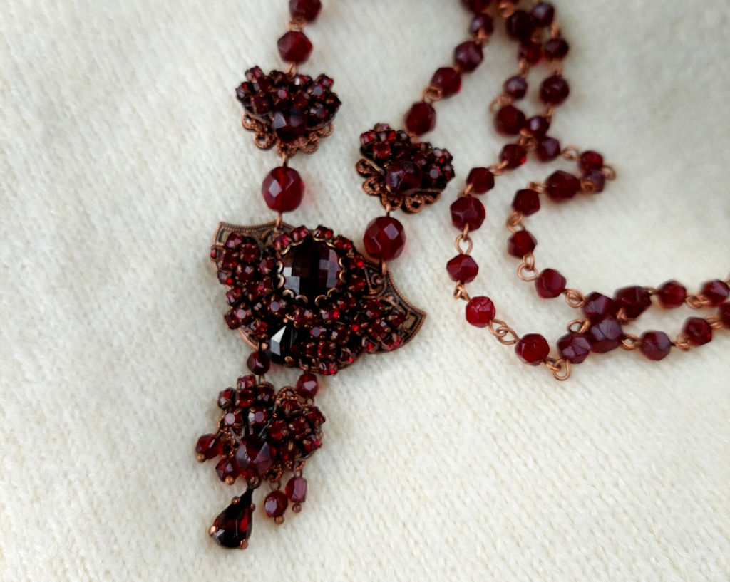 DARK RED RHINESTONE NECKLACE