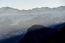 Ausblick über eine beeindruckende Berglandschaft in der Schweiz im Winter. Jetzt das passende Zuhause finden mit WONOMA.
