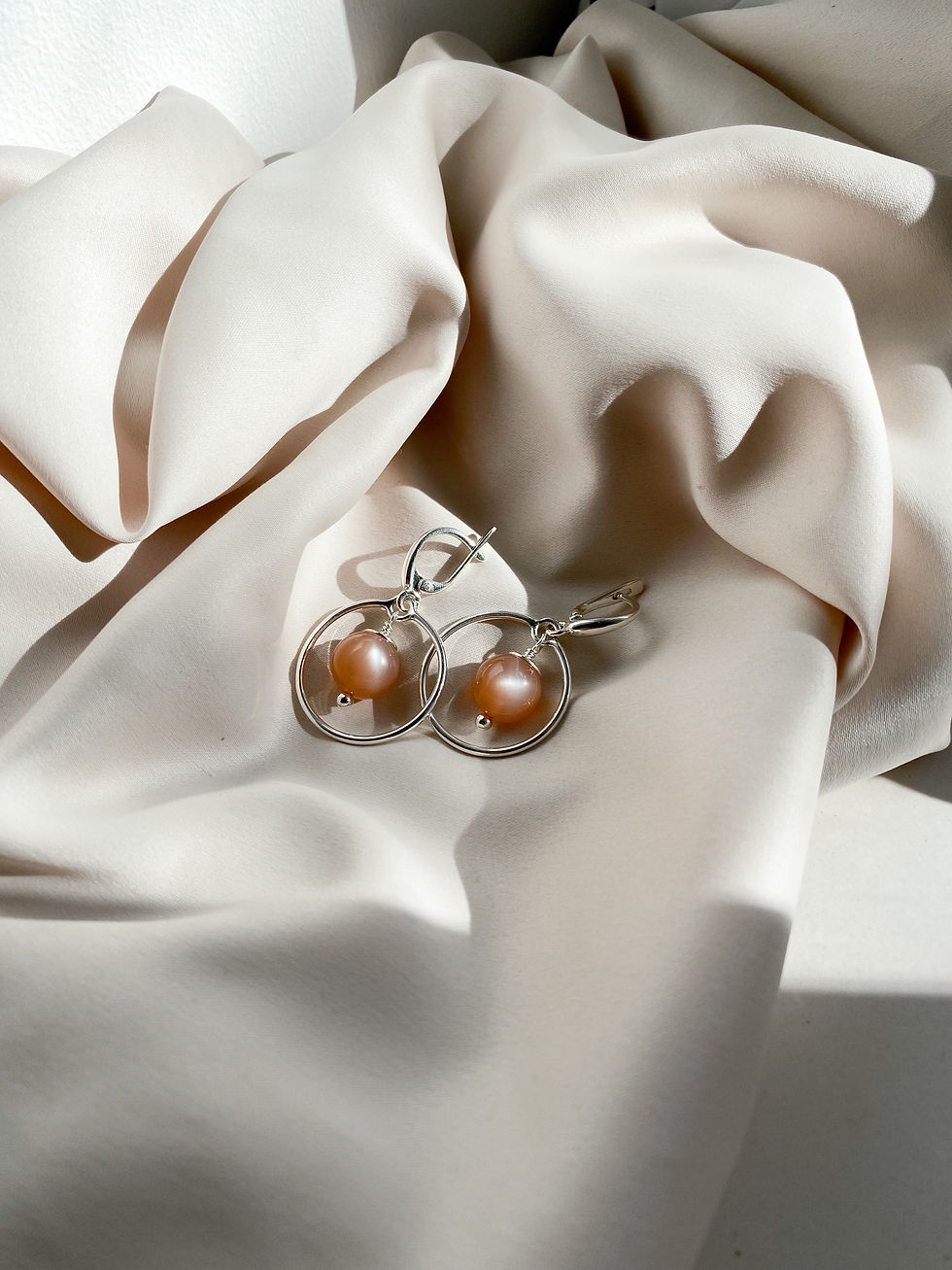 Thumbnail: Сережки срібні Селена з персиковим місячним каменем