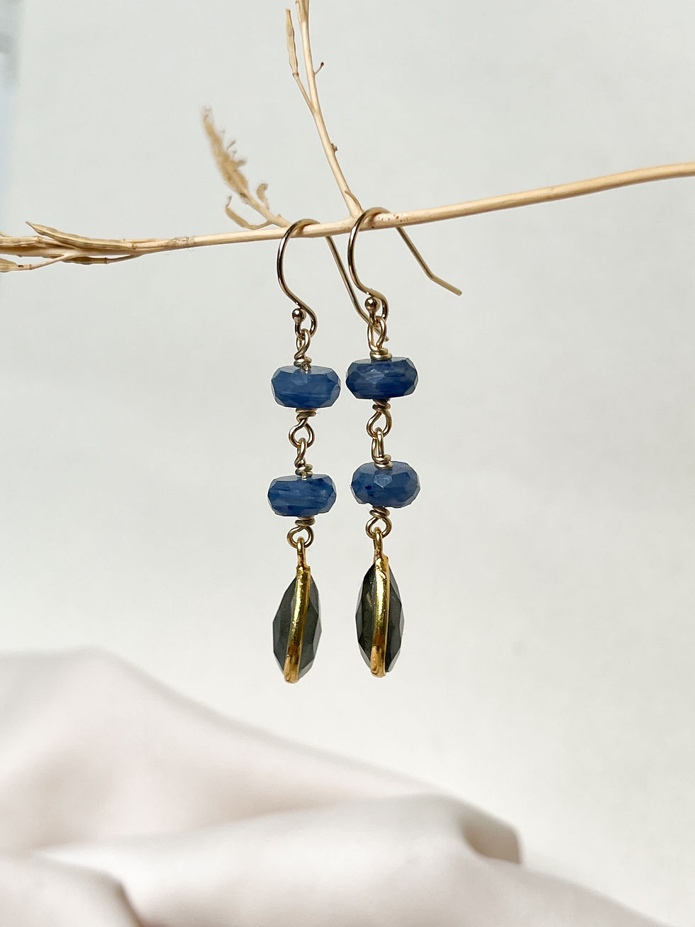 Thumbnail: Позолочені сережки з кіанітом та лабрадором