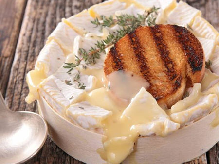 Tartines grillées au camembert et à la ciboulette