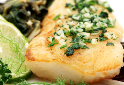 FILETS DE CABILLAUD AU HACHIS DE PERSIL, ÉCHALOTE ET AIL