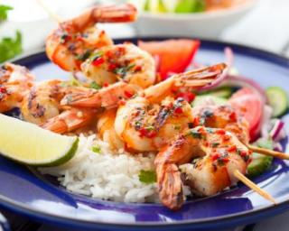 Brochettes de crevettes marinées à l'ail