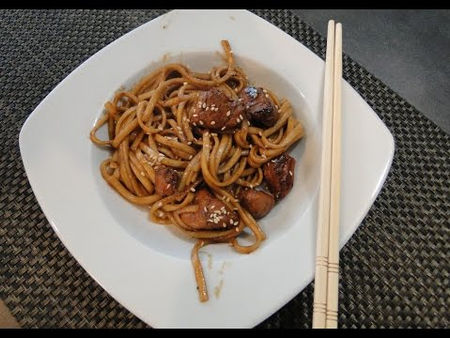 NOUILLES JAPONAISES SAUTÉES AU POULET