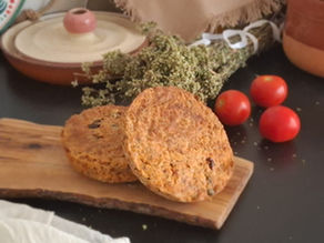 Pane condito ai pomodori, capperi e olive