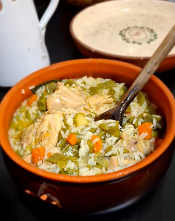 Questo piatto unico è veramente buono e pratico: le verdure scelte insieme ai legumi (fagiolini corallo) permettono di omettere l’aggiunta di riso in caso di dieta dimagrante mantenendo il piatto completo e bilanciato. Si adatta in modo versatile alla famiglia con bambini perché l’aggiunta di riso aumenta la quota di carboidrati richiesti dai bambini in rapida crescita ma può essere omessa nel piatto degli adulti. La fonte di carboidrati del piatto sono i legumi, e da soli sono sufficienti per un adulto, mentre per i bambini serve aggiungere il cereale (riso).