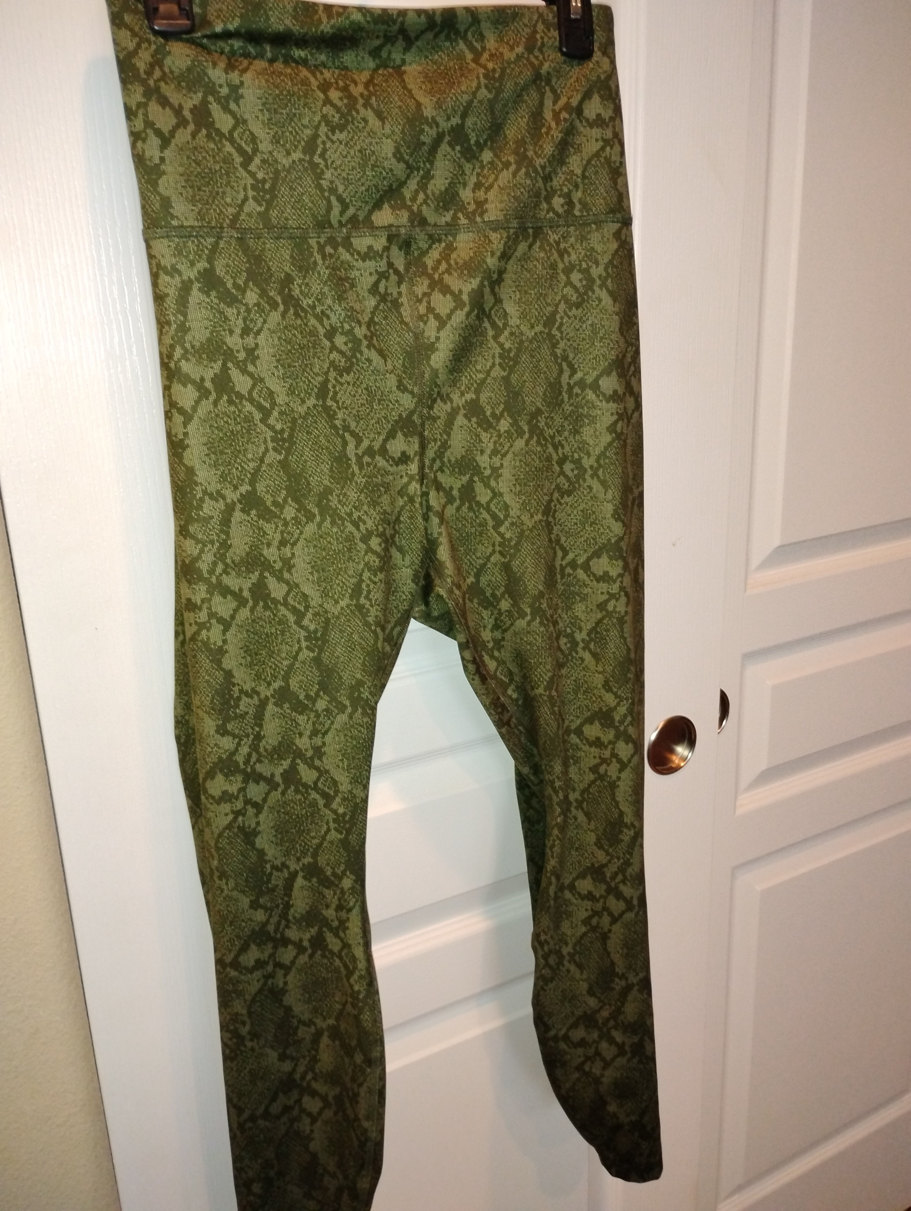 Green Capri Athletic Leggings